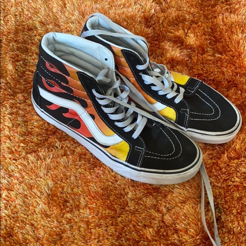 Gently Used Unisex Vans Shoes - 7.5 M , 9 W